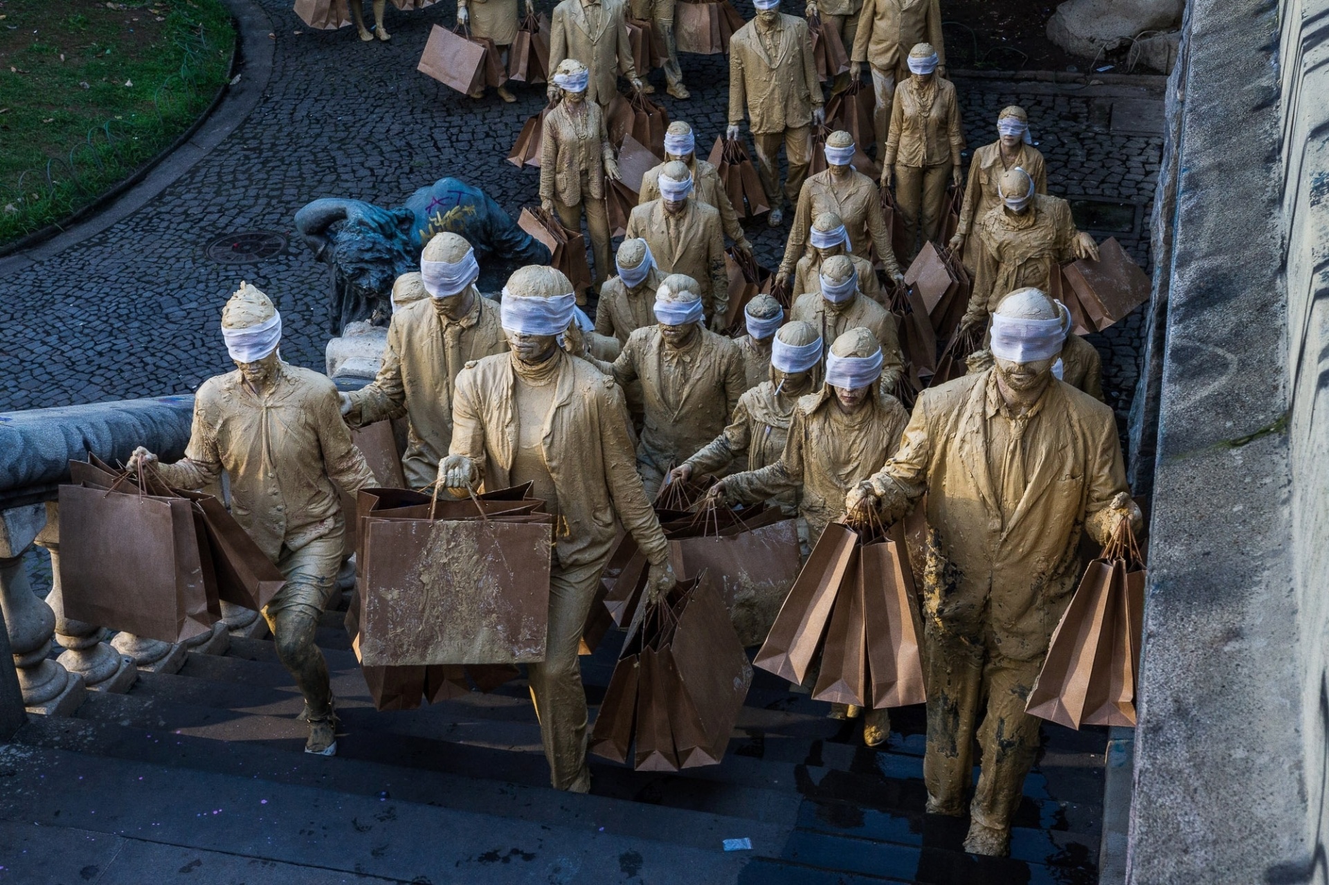20.jun.2015 - Membros do coletivo Cegos realizam performance no em torno da Praça Ramos, na região central de São Paulo, neste sábado (20), durante na Virada Cultural - Dario Oliveira/Estadão