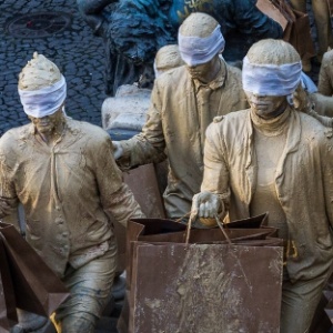 20.jun.2015 - Membros do coletivo Cegos realizam performance no em torno da Praça Ramos, na região central de São Paulo, neste sábado (20), durante na Virada Cultural - Dario Oliveira/Estadão