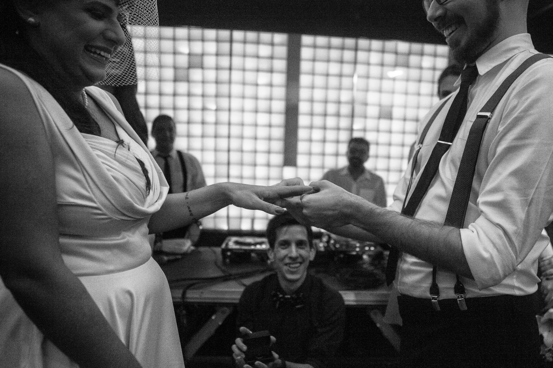 Os noivos escolheram alianças de ouro branco banhadas em ródio negro, confeccionadas pela designer de joias Patil Khatcherian - Divulgação/Anna Silveira