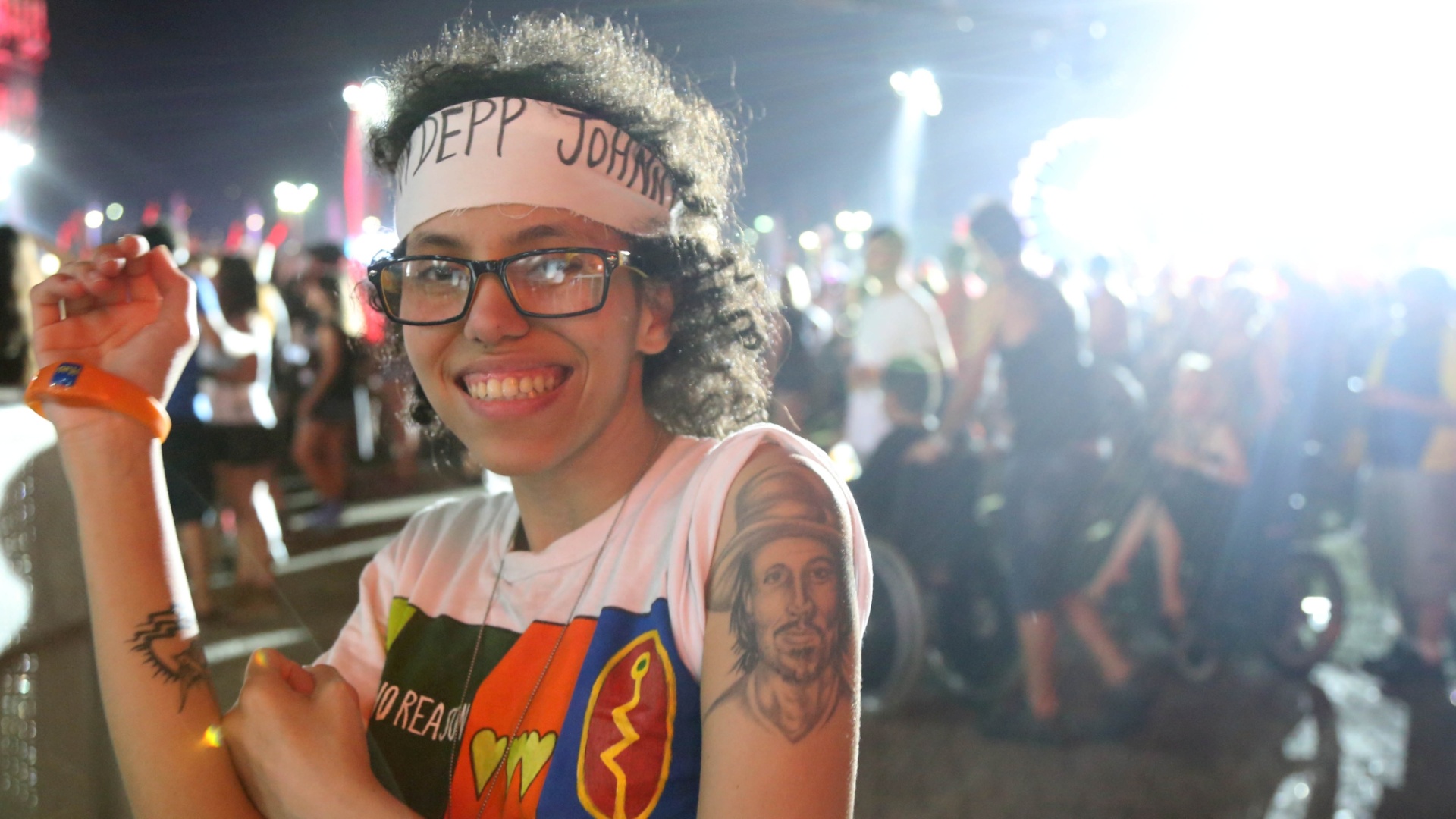 24.set.2015 - A fã do Johnny Depp Bárbara Inácio mostra sua tatuagem do ator, que se apresenta com o Hollywood Vampires no palco Mundo no Rock in Rio - Marco Antonio Teixeira/UOL