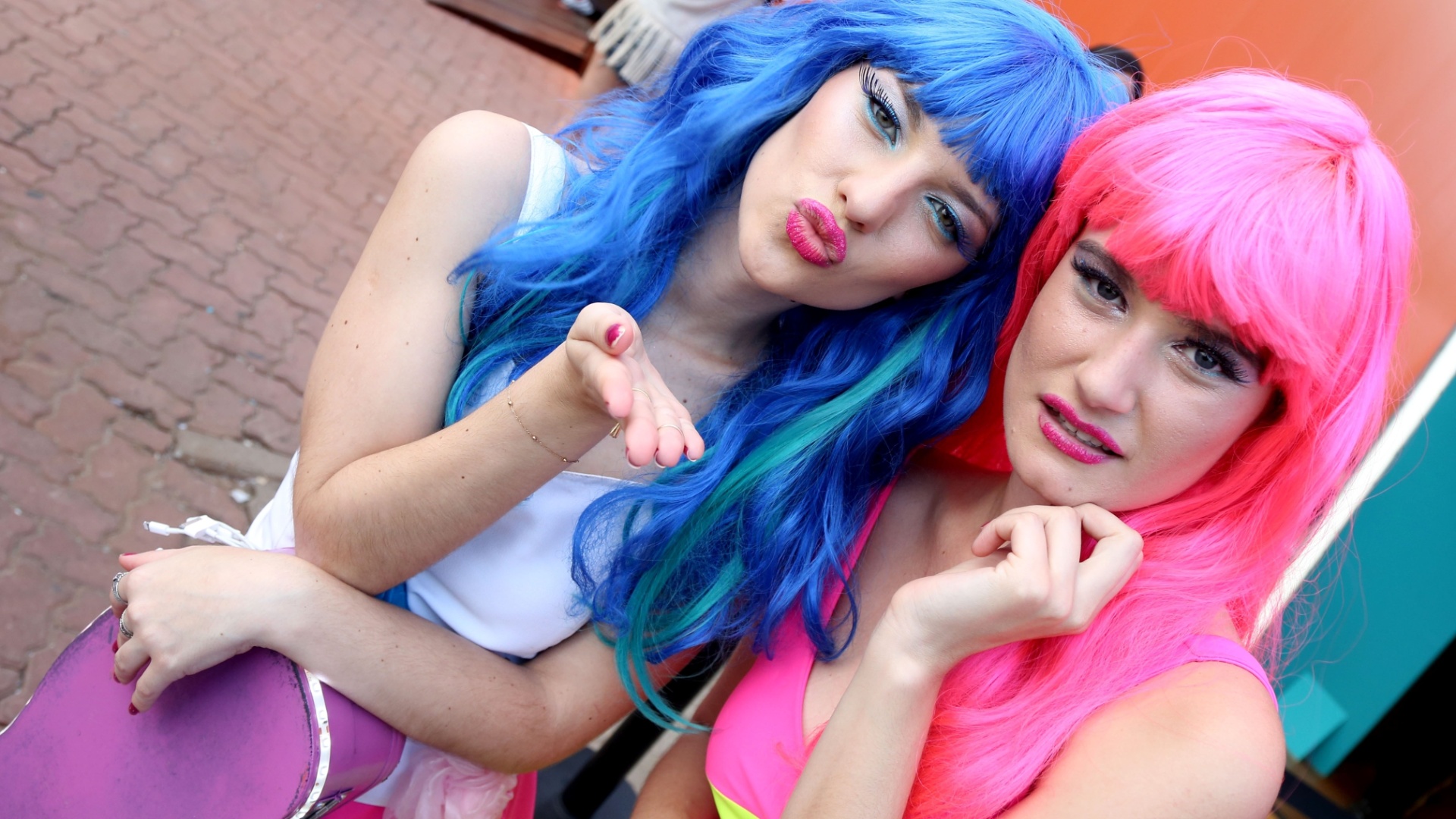 27.set.2015 - Cabelos coloridos, pintados ou perucas, são adotados pelos fãs de Katy Perry, a headliner da última noite do Rock in Rio 2015. - Marco Antonio Teixeira/UOL