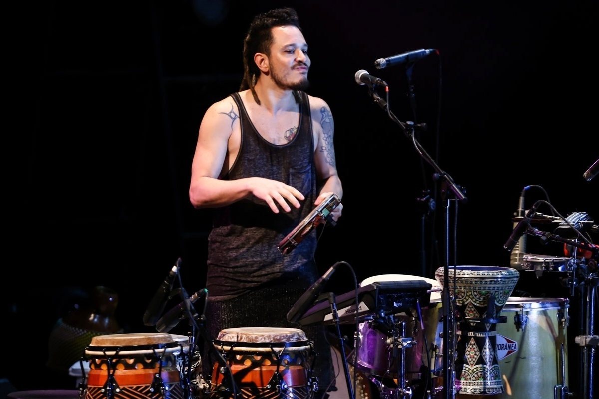 4.out.2014 - O percussionista Felipe Rosseno durante show de abertura da turnê de Elza Soares com o disco de inéditas "A Mulher do Fim do Mundo" - Manuela Scarpa/Photo Rio News