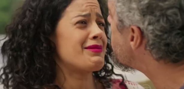Domingas (Maeve Jinkings) chora após levar tapa na cara do marido Juca (Osvaldo Mil) em "A Regra do Jogo" - Reprodução/TV Globo