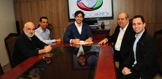 Marcus Vinícius Vieira (na frente, à esquerda), novo CEO da Rede Record, com Marcos Mion na assinatura do contrato do apresentador com o canal em junho de 2014 - Antônio Chahestian/Record
