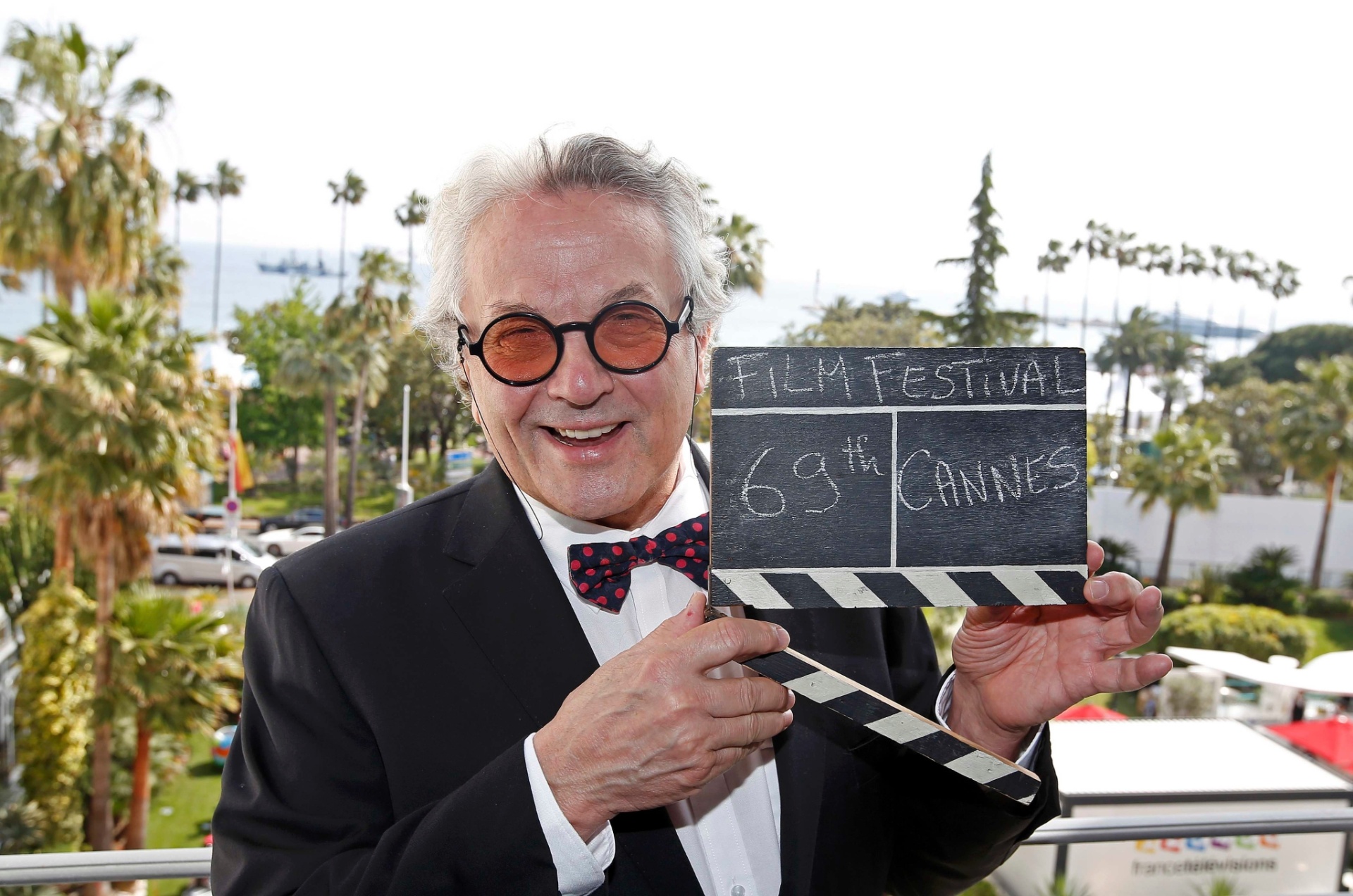 10.mai.2016 - Diretor George Miller, presidente do júri principal deste ano, posa com placa do Festival de Cannes 2016 - REUTERS/Yves Herman