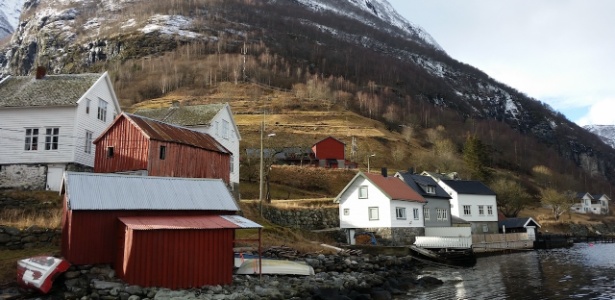 No Sognefjord fiorde, região tombada pela Unesco, a desbravagem pelas águas leva até pequenas vilas de pescadores que outrora foram palco de mercantes vikings - Carlos Marcondes/UOL - Carlos Marcondes/UOL