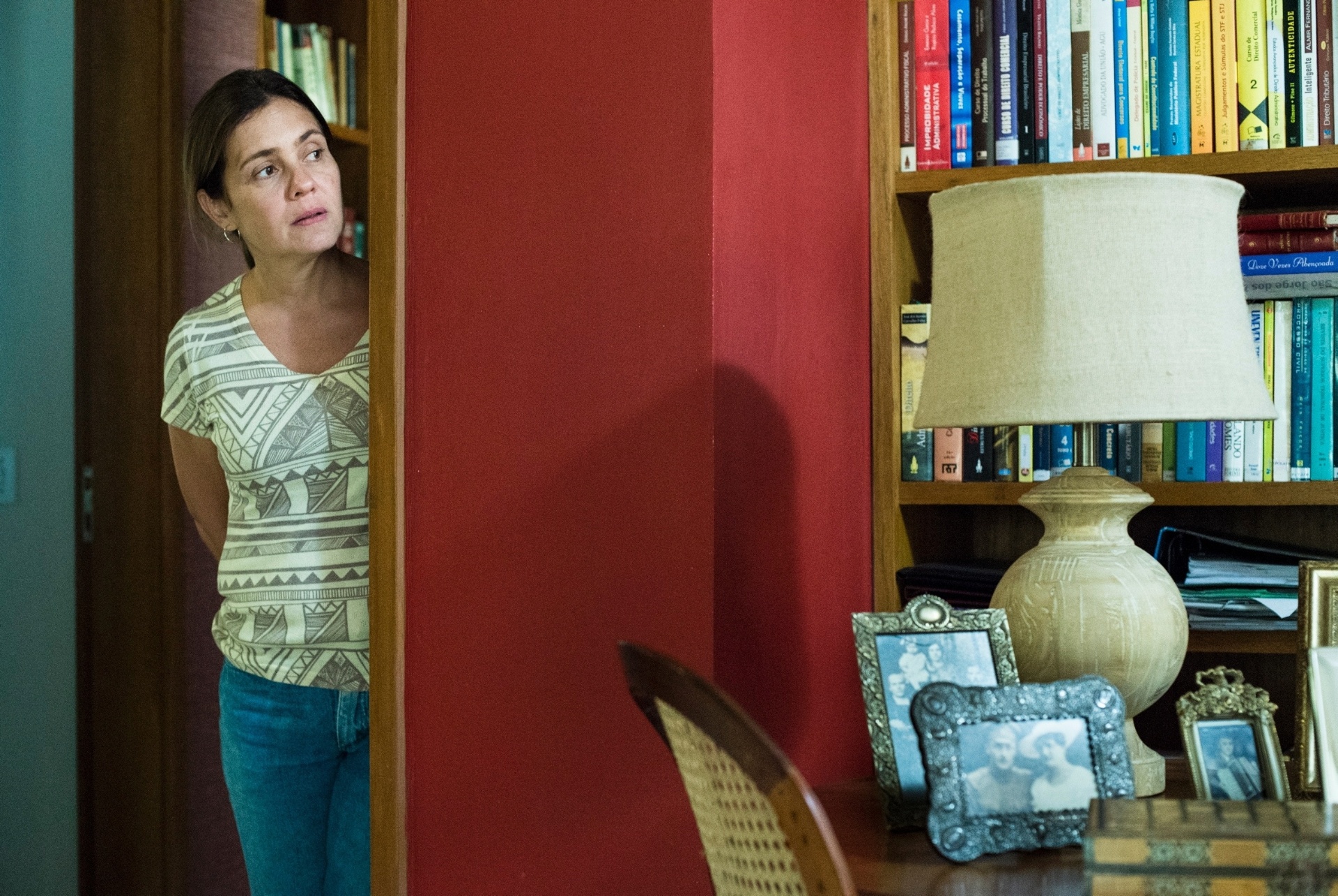 Adriana Esteves vive Fátima em "Justiça", uma empregada doméstica que tenta recomeçar sua vida após passa sete anos na cadeia injustamente - Estevam Avellar/Globo