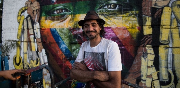 Eduardo Kobra posa em frente ao mural durante o processo de criação - Christophe Simon/AFP Photo - Christophe Simon/AFP Photo