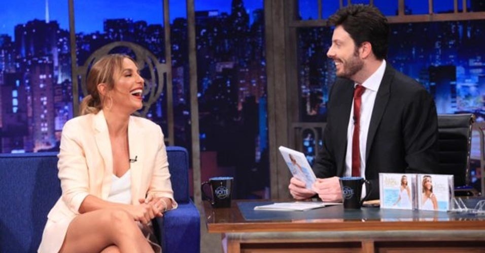 15.set.2016- Ivete Sangalo deu entrevista a Danilo Gentili, no "The Noite", no SBT, e disse que pensou que fosse brincadeira ao saber que tinha sido escolhida para ser homenageada pela escola de samba Grande Rio no Carnaval 2017 - Divulgação/SBT