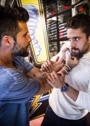 César (Rafael Cardoso) e Mario (Bruno Gagliasso) ainda vão brigar muito por Alice (Giovanna Antonelli)  - Divulgação/TV Glob/João Miguel Júnior)  - Divulgação/TV Glob/João Miguel Júnior) 