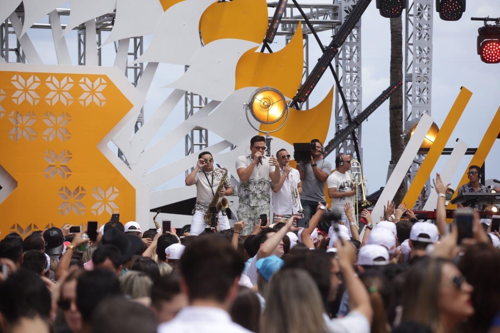 Wesley Safadão preparou uma grande surpresa para os fãs que foram acompanhar as gravações do quinto DVD da carreira dele em Miami. Ele apareceu de cabelos curtos para gravar o show internacional - Leo Mayrinck