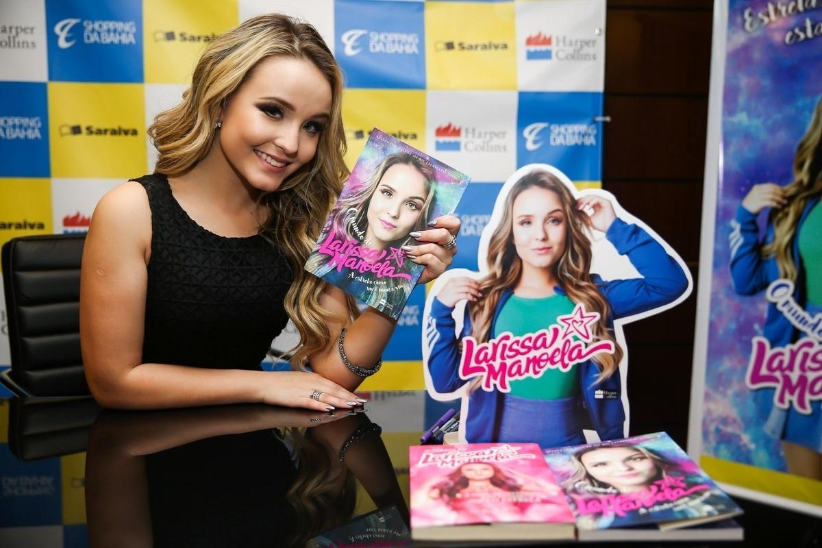 A atriz Larissa Manoela atraiu uma multidão de adolescentes neste sábado (3) a uma livraria de Salvador, na Bahia, para o lançamento de "O Mundo de Larissa Manoela". A atriz estava acompanhada do ator Thomaz Costa - Manuela Scarpa/Brazil News