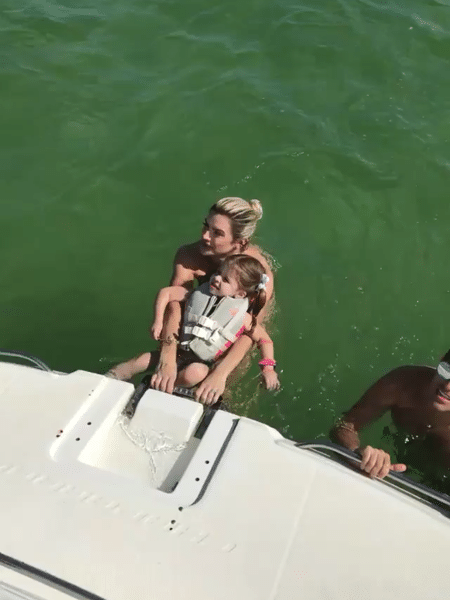 Mirella Santos no mar com a filha, Valentina - Reprodução/Instagram - Reprodução/Instagram