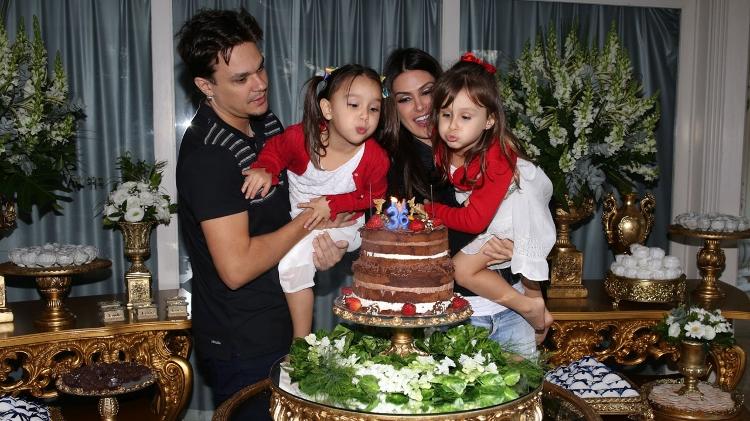 Maya e Kiara, filhas de Leandro e Natália, ajudam a apagar as velinhas do aniversário do pai - Deividi Correa/AgNews - Deividi Correa/AgNews