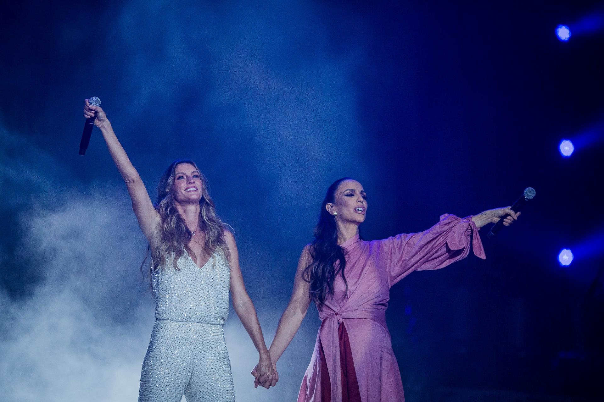Ivete Sangalo e Gisele Bündchen cantam "Imagine", de John Lennon, após discurso sobre a preservação da Floresta Amazônica na abertura do Palco Mundo do Rock in Rio 2017 - Eduardo Anizelli/Folhapress