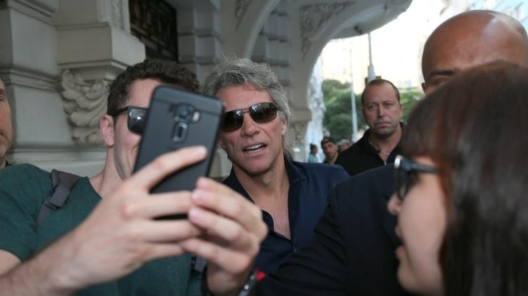 Bon Jovi aceita fazer selfie com fã no Rio de Janeiro - AgNews - AgNews