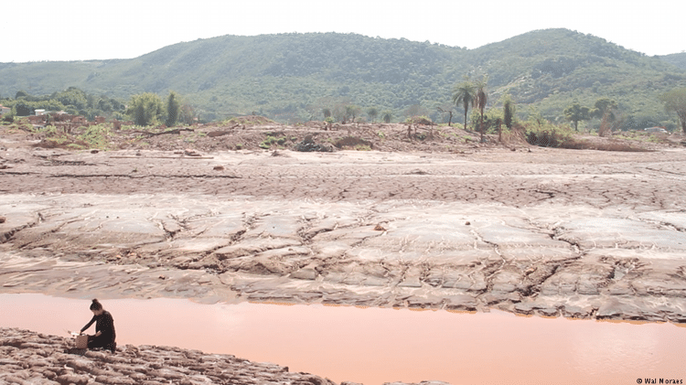 A artista Silvia Noronha coleta lama do desastre em Mariana - Wal Moraes - Wal Moraes