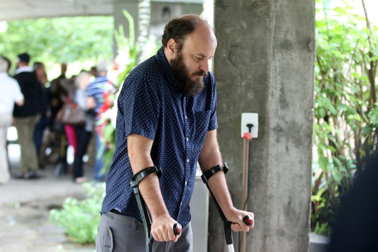 Paulinho Serra chega de muletas ao velório da amiga Márcia Cabrita - Daniel Pinheiro/AgNews