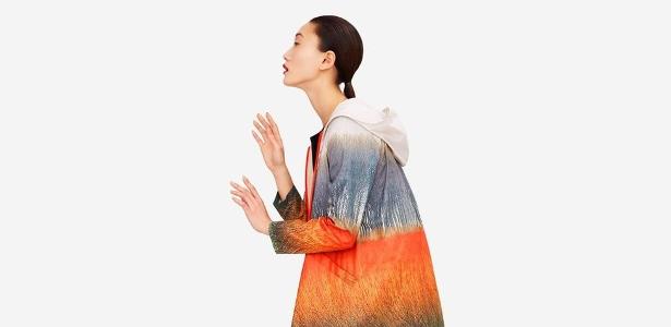 A estilista espanhola Sybilla colaborou com a Ecoalf criando uma coleção de roupas coloridas feitas com tecido reciclado de redes de pesca - Ecoalf/Sybilla - Ecoalf/Sybilla