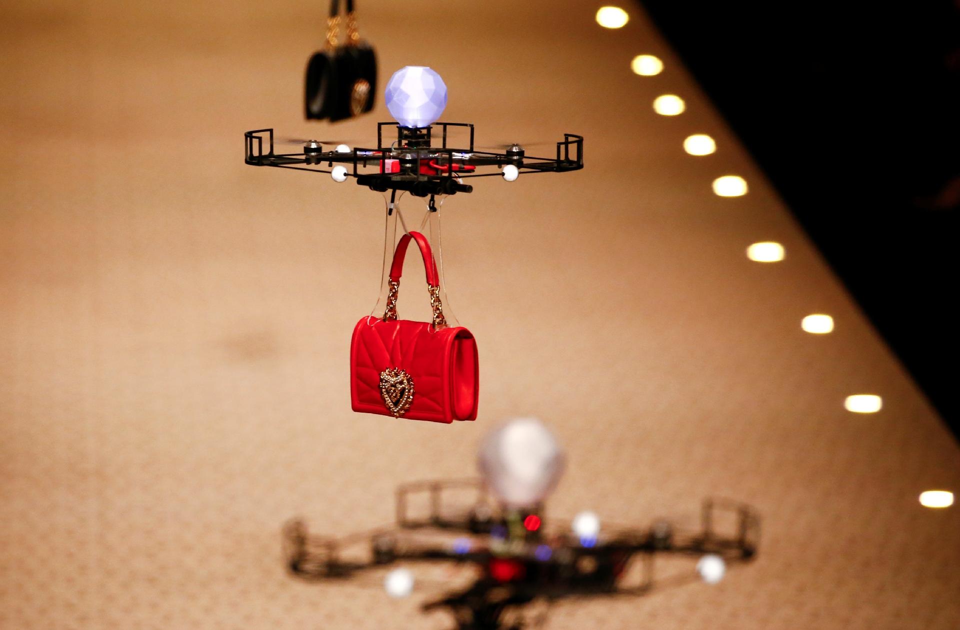Drones no desfile da Dolce & Gabbana, em Milão - Tony Gentile/REUTERS