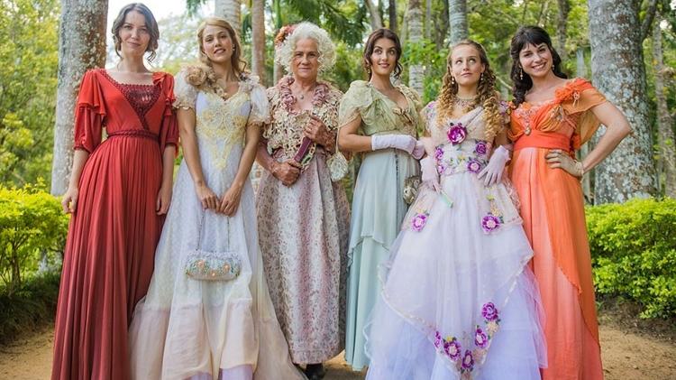 Ofélia (Vera Holtz)é mãe de Elisabeta (Nathalia Dill); Jane (Pamela Tomé); Cecília (Anaju Dorigon); Lídia (Bruna Griphão) e Mariana (Chandelly Braz) em "Orgulho e Paixão"  - João Miguel Júnior/Globo - João Miguel Júnior/Globo
