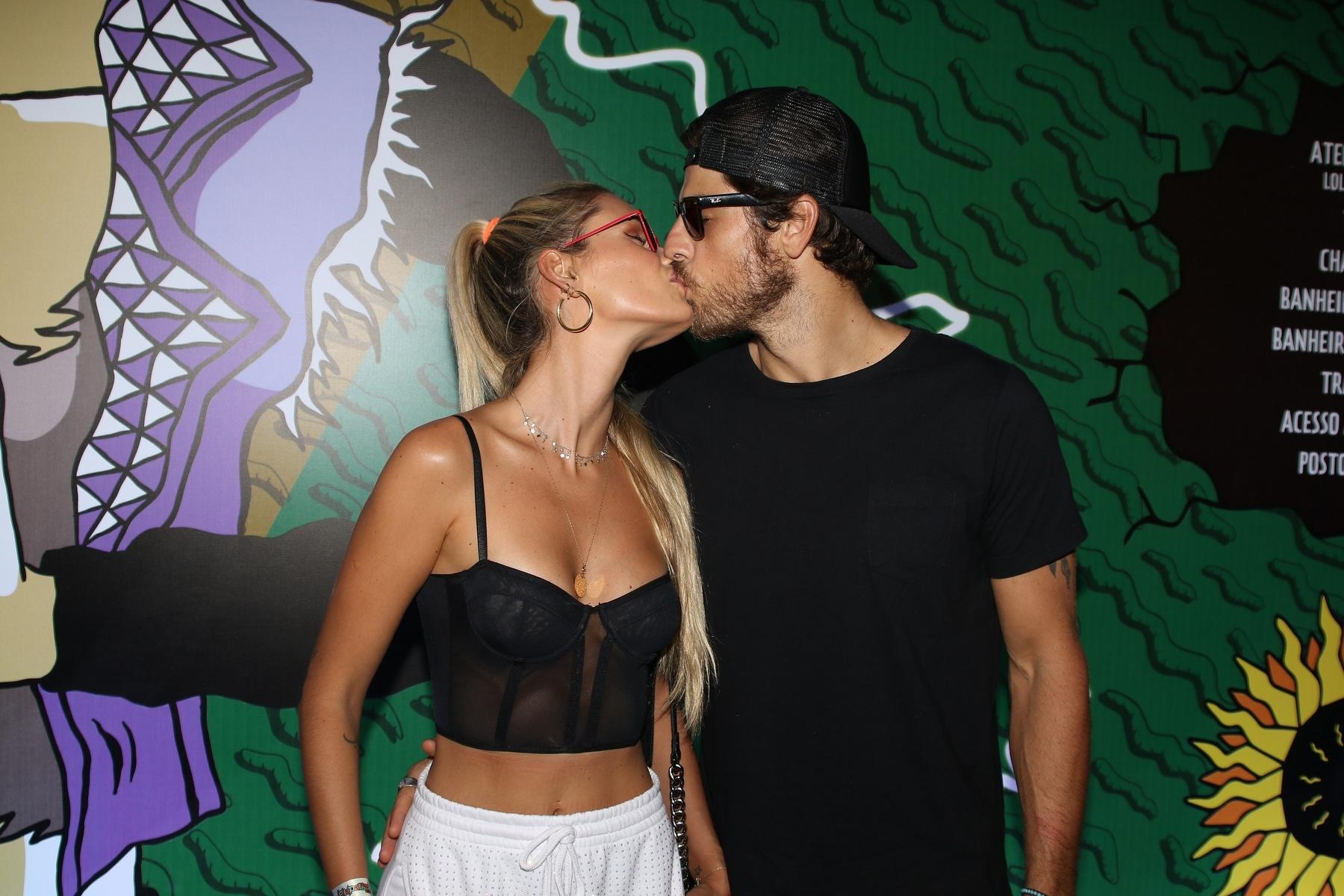 Yasmin Brunet beija marido no terceiro dia de festival Lollapalooza, em São Paulo - Thiago Duran/AgNews
