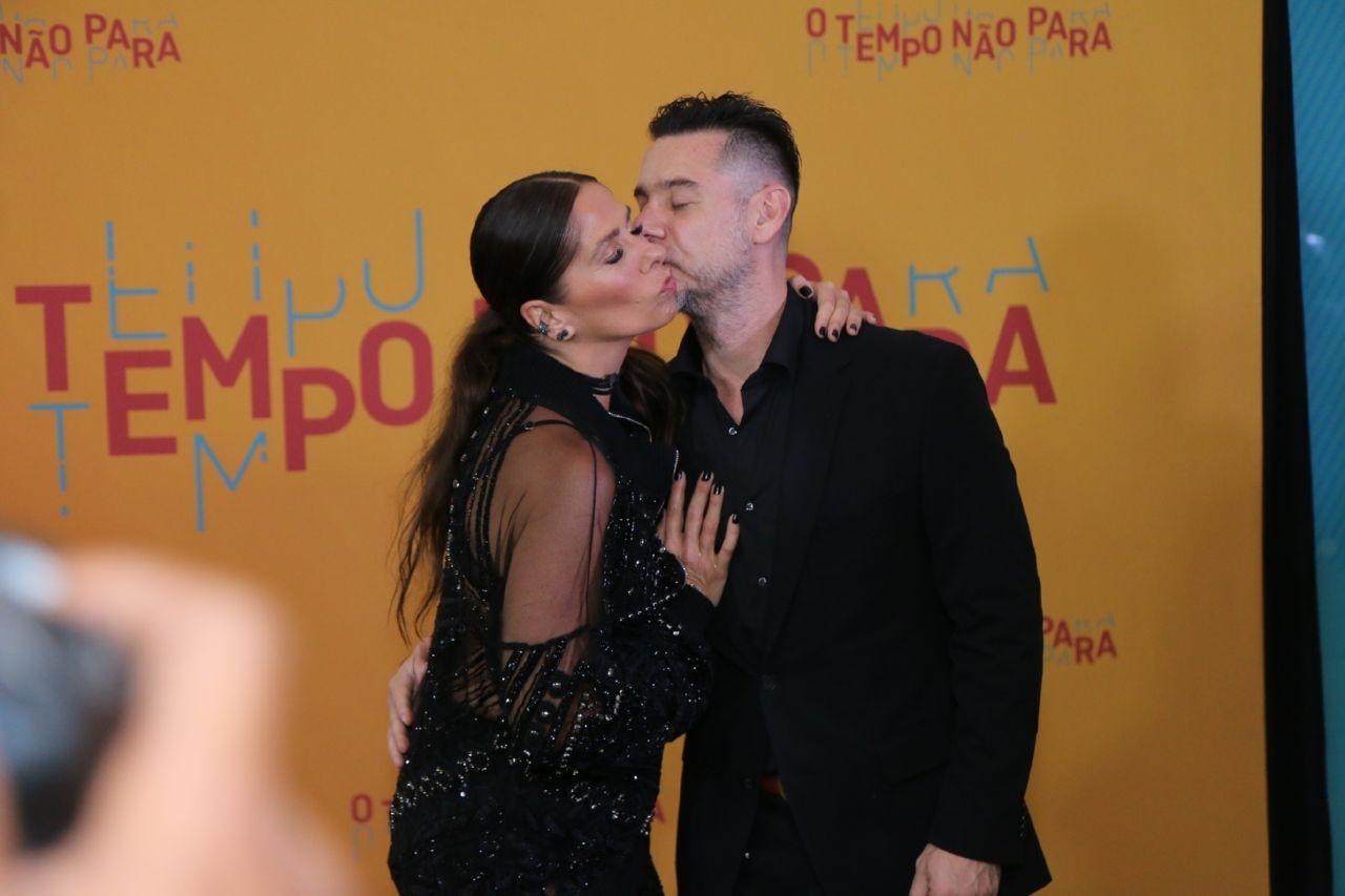 Elenco se reúne durante festa de lançamento de "O Tempo Não Para" - Imagem/AgNews