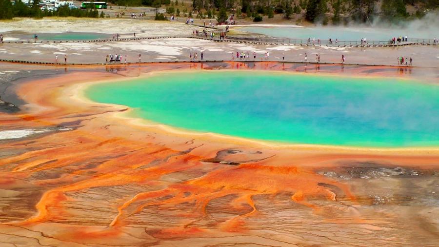 O Yellowstone National Park, nos EUA, é conhecido pelas suas águas termais. Mais de 20 pessoas já morreram por causa de queimaduras após contato com jatos quentes do local.  - BBC