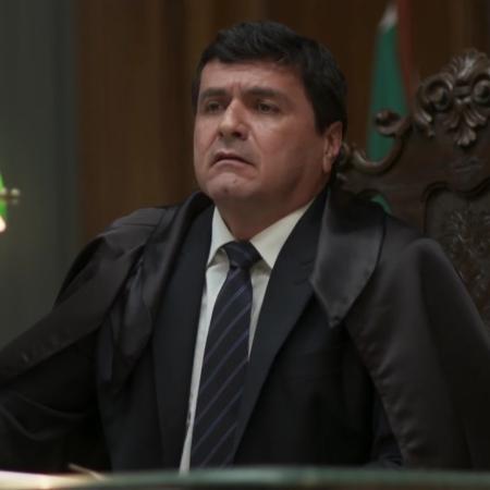 Jandir Ferrari interpreta juiz que condenou Beto Falcão em "Segundo Sol" - Reprodução/TV Globo - Reprodução/TV Globo