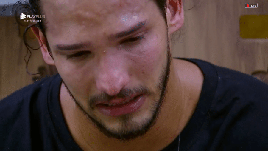 João Zoli chora após perder atividade de "A Fazenda 10" - Reprodução/RecordTV