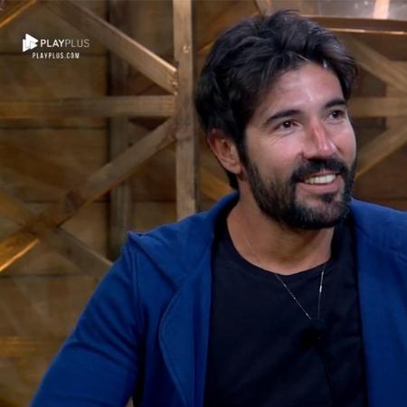 Sandro Pedroso conversa com Marcos Mion após a eliminação - Reprodução/PlayPlus