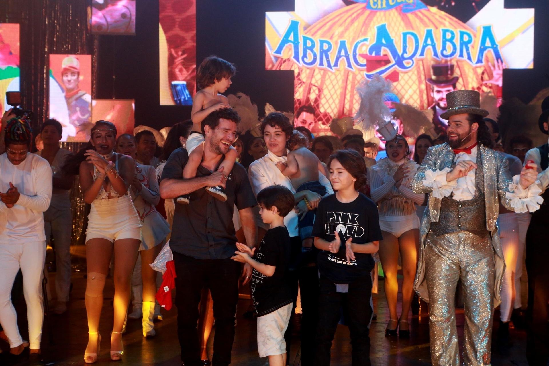 No final do espetáculo, a plateia curtiu as brincadeiras dos artistas no picadeiro. Sophie Charlotte e Daniel de Oliveira dançaram animados e deram um show de simpatia com os outros pais e familiares das crianças - AgNews