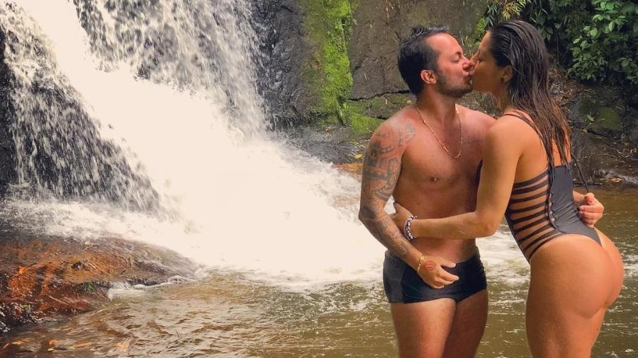Thammy Miranda e Andressa Ferreira em cachoeira - Reprodução/Instagram