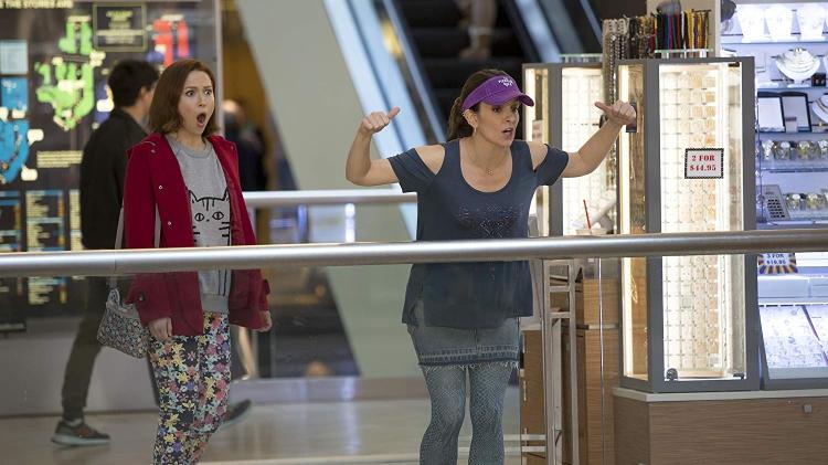 Ellie Kemper e Tina Fey em "Unbreakable Kimmy Schmidt" - Divulgação/IMDb - Divulgação/IMDb