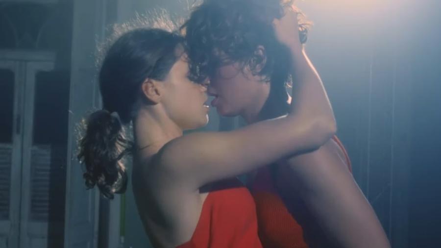 Bruna Linzmeyer e Camila Pitanga em cena do novo videoclipe da cantora "Letrux" - Reprodução