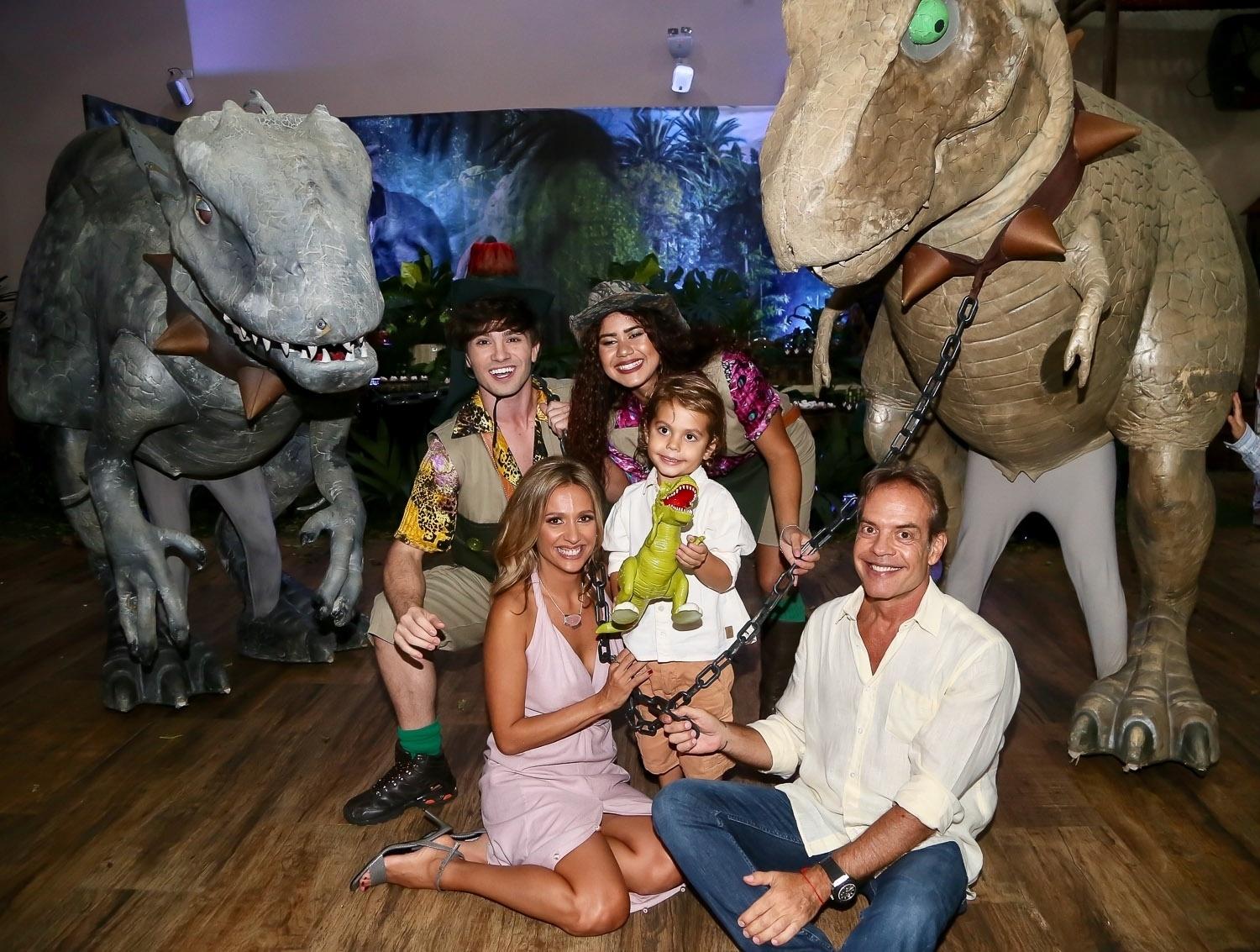 Luisa, Gilberto e Enzo posam um dinossauro gigante que divertiu as crianças presentes na festa - Manuela Scarpa/Brazil News