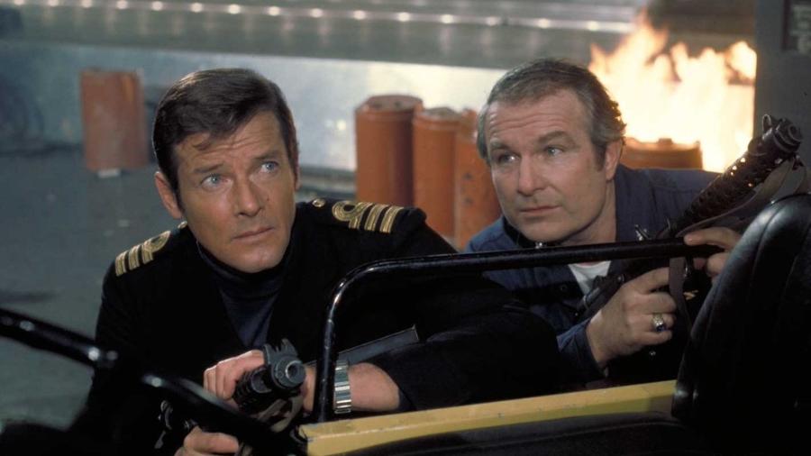 Shane Rimmer (à direita) ao lado de Roger Moore em "007: O Espião Que me Amava" - Reprodução/Twitter