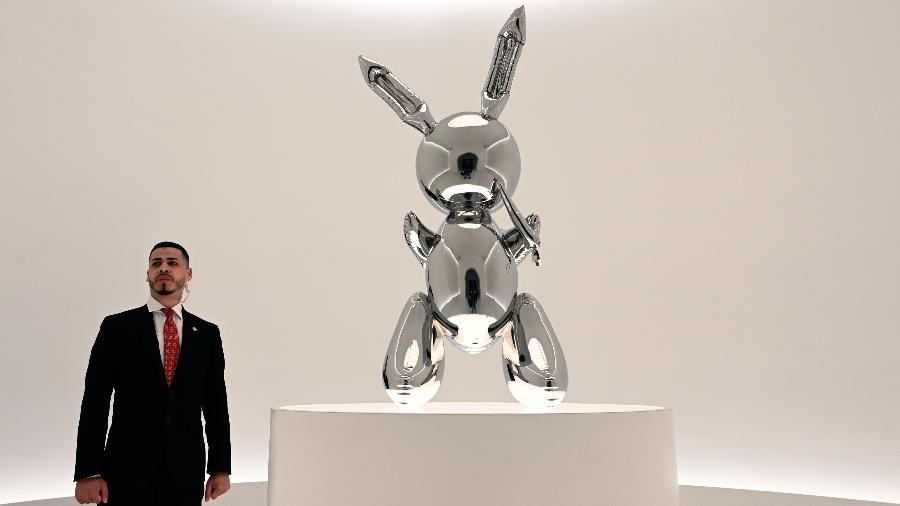 A escultura "Rabbit" é vigiada por segurança - Timothy A. Clary/AFP 