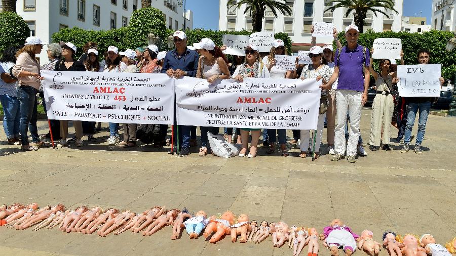 Manifestantes protestam pelo aborto próximo ao parlamento marroquino, em Rabat - AFP