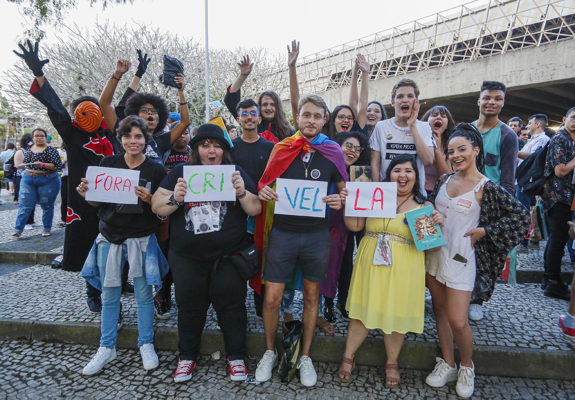 7.set.2019 - Manifestantes mostram cartazes em protesto contra a censura e a homofobia na Bienal do Rio - Marcelo de Jesus/UOL