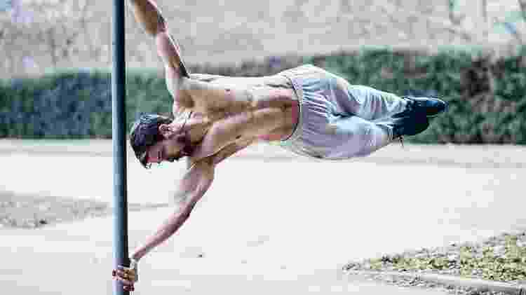 calistenia, treino com o peso do corpo, bandeira humana, human flag - iStock - iStock