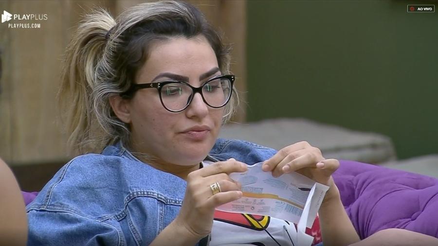 Thayse conversa com peões na sala da sede - Reprodução/PlayPlus