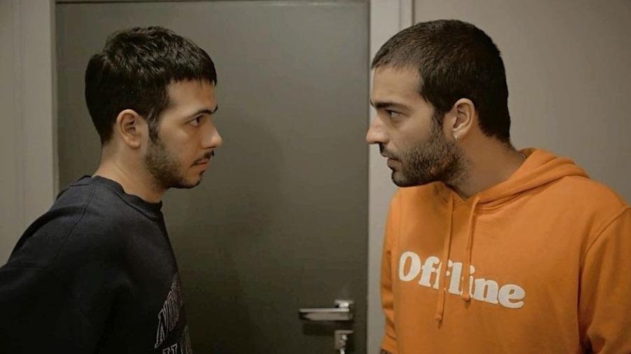 Sandro (Humberto Carrão) e Vinícius (Antônio Benício) em Amor de Mãe. - REPRODUÇÃO/REDE GLOBO