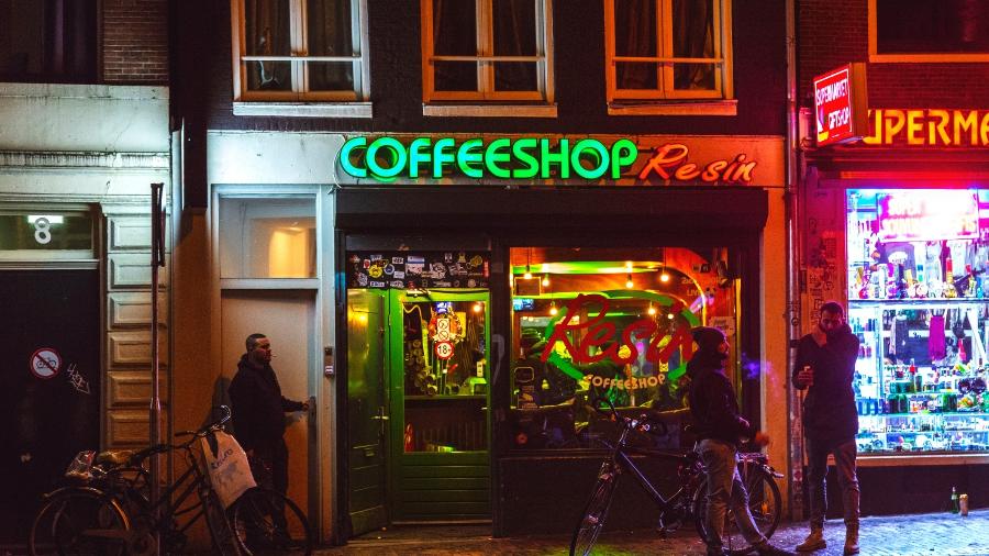 Coffee shop em Amsterdã - iStock