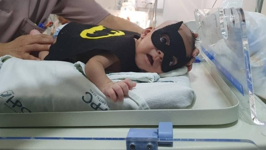 Hospital do Rio de Janeiro coloca fantasia de Batman em bebê no bloco da Unidade de Tratamento Intensivo - Divulgação