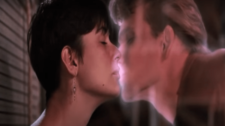 Demi Moore e Patrick Swayze em cena de 'Ghost' - Reprodução - Reprodução