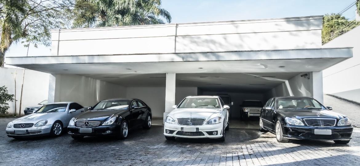 Coleção de Mercedes-Benz da Hebe na mansão da apresentadora; exceto pelo SLK à esquerda e por um quinto veículo que não está na foto, os demais serão vendidos - Simon Plestenjak/UOL