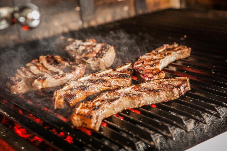 Asado de tira: clássico da parrilla argentina