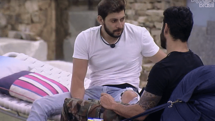 BBB 21: Caio conversa no jardim - Reprodução/Globoplay - Reprodução/Globoplay