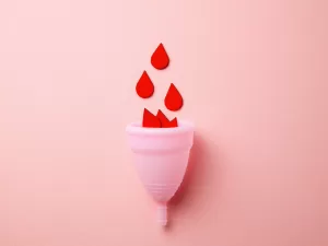 Sexo sem bagunça: é seguro usar coletor menstrual durante a relação?